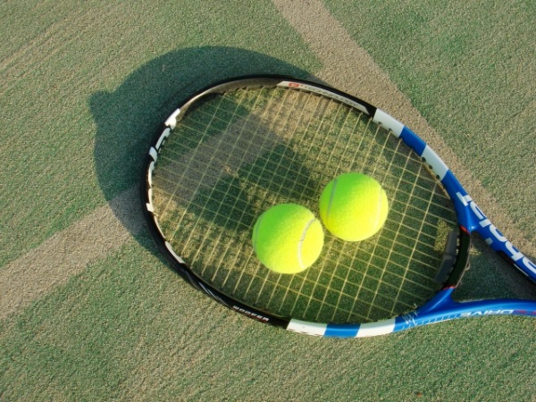 テニスのラケットとボール
